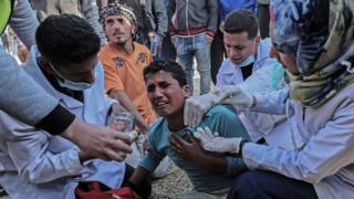 Médicos atendem manifestante em Gaza
