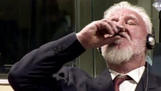 Slobodan Praljak bebiendo de un vaso durante la audiencia