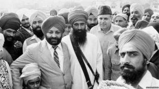 ਤਸਵੀਰ ਵਿੱਚ ਸੰਤ ਜਰਨੈਲ ਸਿੰਘ ਭਿੰਡਰਾਂਵਾਲੇ ਨਾਲ ਭਾਰਤ ਪ੍ਰਸ਼ਾਸਿਤ ਕਸ਼ਮੀਰ ਦੇ ਆਗੂ ਫਾਰੂਖ਼ ਅਬਦੁੱਲਾ