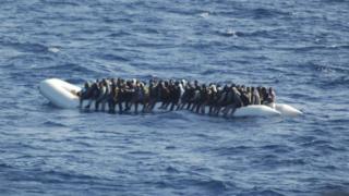 Ifoto yo mu kwa gatatu 2016 yerekana abimukira bagire bashike kw'izinga rya Lampedusa mu Butaliyano