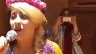 نگار معظم با شهره روی صحنه رفت