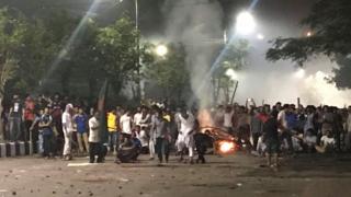 কোটা সংস্কারের দাবিতে আন্দোলনকারীদের সঙ্গে পুলিশ ও ছাত্রলীগের সহিংসতায় মধ্যরাতে ঢাকা বিশ্ববিদ্যালয় এলাকা রণক্ষেত্রে রূপ নেয়