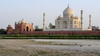 O Taj Mahal nas margens do rio Yamuna