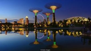 Những "siêu cây" của Singapore tại 'Gardens by the Bay'. Những thứ như chi phí rất cao cho việc sở hữu xe hơi thường đẩy nó lên đầu bảng danh sách "thành phố đắt đỏ"