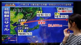 Прохожий смотрит на экран телевизора, сообщающий новости о запуске ракет Северной Кореей в Токио, Япония, 15 сентября
