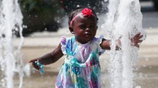Umwana w'umukobwa agerageza kwihoza ku iriba riri mu mujyi wa Washington DC
