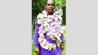 নির্বাচিত হবার পর বাদশা মিয়াকে পরিয়ে দেয়া হয় টাকার মালা