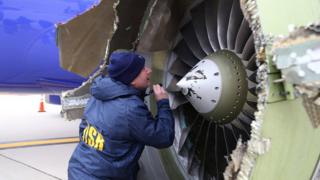 На снимке из NTSB показан следователь, осматривающий поврежденный двигатель рейса Southwest Airlines 1380. 17 апреля 2018 года