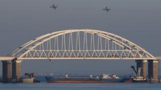 Керченський міст і російські військові літаки над ним
