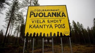 Próxima parada, Poulanka, todavía estás a tiempo de dar la vuelta. Placa que da "la bienvenida" a este remoto pueblo rural de Finlandia.