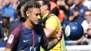 Il a déposé une requête contre son ex-club auprès de la Chambre de résolution des litiges de la Fifa, pour réclamer le paiement de primes.