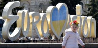 Девочка около логотипа "Евровидения" в Киеве