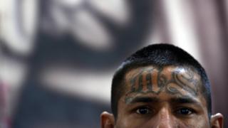 Miembro de la MS 13 con las letras MS tatuadas en la frente.