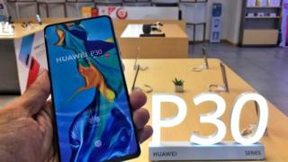 Mano que sujeta un dispositivo Huawei P30