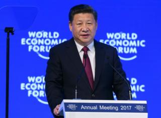 Президент Китая Си Цзиньпин выступает с речью в первый день Всемирного экономического форума 17 января 2017 года в Давосе.