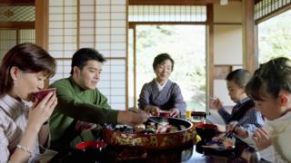 Una familia japonesa comiendo