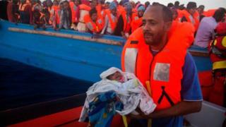Il y avait des femmes et des enfants parmi les migrants interceptés.