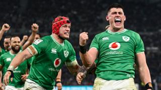 Ireland celebrate Dan Sheehan's try