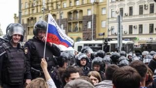 Полиция смеется над протестующими