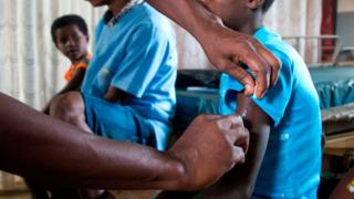 Pikin from Madagascar dey collect measles immunisation.