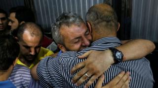 فلسطينيون يبكون ضحايا الانفجارات