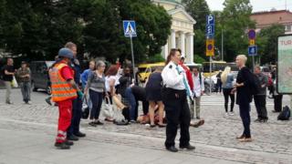 Heridos siendo auxiliados en Turku