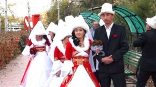 Қирғизистондаги ёш келин куёвлар
