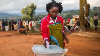 Une femme met son bulletin dans l'urne au bureau de vote de l'école primaire de Masasa à Mzuzu, au Malawi