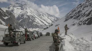 कश्मीर और लद्दाख को जोड़ने वाले हाईवे पर भारतीय सैनिक