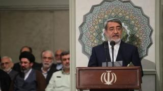 عبدالرضا رحمانی فضلی وزیر کشور ایران در حال گزارش به آیت الله علی خامنه ای؛ حسین اشتری فرمانده نیروی انتظامی و مجتبی خامنهای فرزند رهبر ایران در سمت چپ عکس دیده می شوند