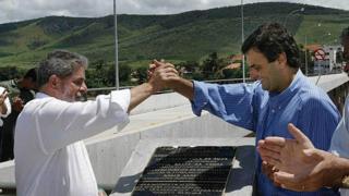 Lula (esq.) e Aécio (dir.) juntos na inauguração da ponte de Itinga (MG) em 2004