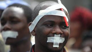 Wanahabari nchini Kenya wakifanya maandamnaao dhidi a ukandamizaji wa vyombo vya habari