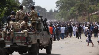 Des policiers de la région d'Oromia face à des manifestants en marge de la célébration du nouvel an, Irreechaa, à Bishoftu, le 2 Octobre 2016.