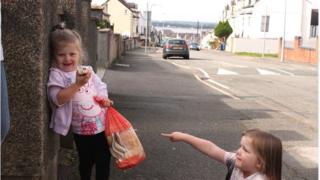 Millie ac Emily yn Nghaernarfon