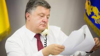 Порошенко говорить по телефону