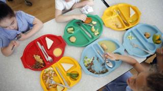 Дети едят школьную еду - вид с высоты птичьего полета