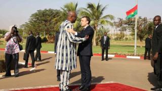Президент Буркина-Фасо Рох Марк Кристиан Каборе приветствует президента Франции Эммануила Макрона в президентском дворце в Уагадугу 28 ноября 2017 года