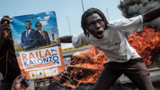 Pichani ni mwandamanaji mjini Kisumu magharibi mwa Kenya, eneo ambalo ni ngome ya Bw Odinga.