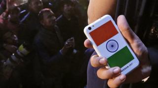 Индийская компания Ringing Bells на церемонии представила самый дешевый смартфон в мире - с ценой менее 4 долларов США.