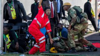 Медики оказывают помощь пострадавшим в результате взрыва во время митинга президента Зимбабве Эммерсона Мнангагвы в Булавайо