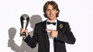 Luka Modrić, sacré meilleur joueur FIFA 2018. Le milieu de terrain Croate avait élu meilleur joueur de la dernière Ligue des Champions et a remporté la coupe du monde 2018 avec son pays.