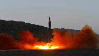 Kuzey Kore haber ajansı KCNA, 14 Mayıs'ta karadan karaya orta-uzun mesafeli bir füze denemesi gerçekleştirildiğini duyurmuştu.