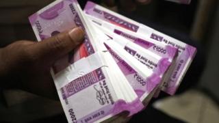 रोख रक्कमेचं आमिष मतदारांना दाखवलं जातं.