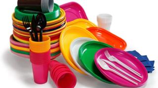 Plastik çatal bıçak ve tabaklar