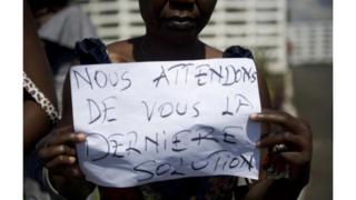En guise de protestation ils portaient sur eux des croix sur lesquelles on peut lire "Kasaï" et "Beni".