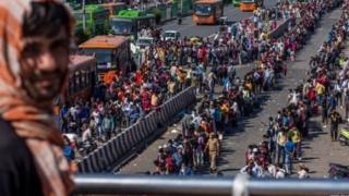 மார்ச் 28-ஆம் தேதியன்று டெல்லி ஆனந்த் விஹார் பகுதியில் திரண்ட புலம்பெயர் தொழிலாளர்கள்