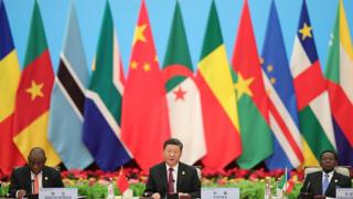 Perezida Jinping (hagati) ageza ijambo ku bitabiriye inama y'uyu mwaka, acyikijwe na Perezida Cyril Ramaphosa (ibumoso) w'Afurika y'epfo na Perezida Teodoro Obiang Nguema Mbasogo wa Equatorial Guinea