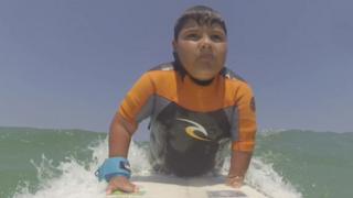 Davi, de 11 anos, surfando