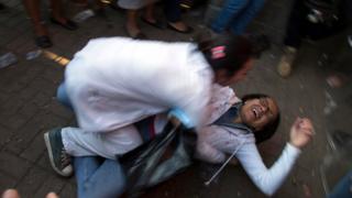 Una mujer se entera de que su hija murió en el incidente en el albergue