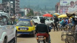 Panorama d'une ville d'une région anglophone du Cameroun (illustration).